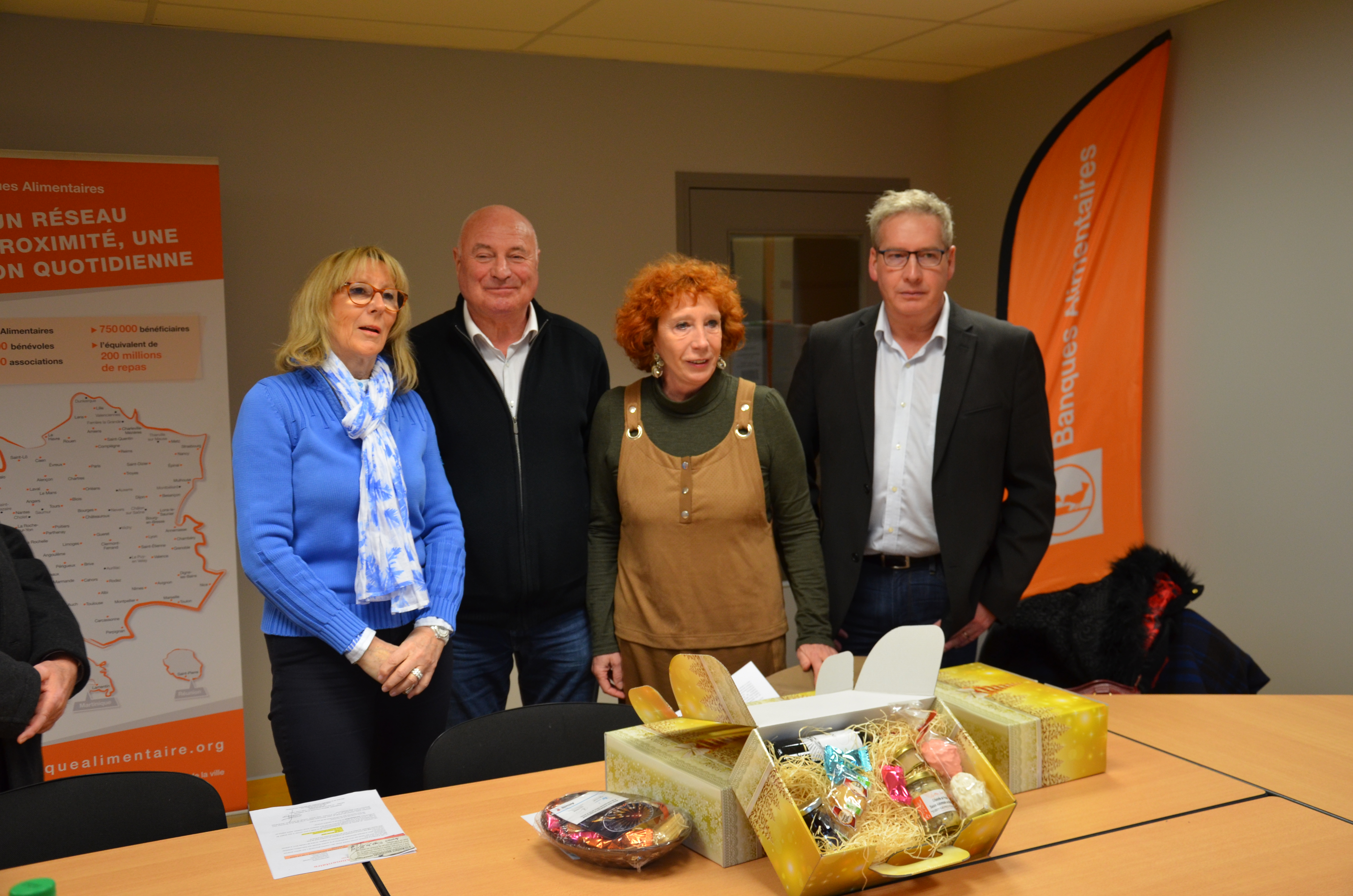 Annie Verrier, adjointe au maire en charge de la santé et du bien-vivre de la Ville d’Amiens a remis le 29/01/2018 les paniers gourmands lundi à Christian Becuwe, président de la Banque alimentaire de la Somme (à sa droite).